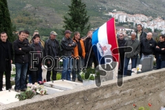 Zastava 2. "Sinjske" bojne 4. brigade ZNG-a, postrojbe iz koje je u pomoć opkoljenom Dubrovniku stiglo 30-tak dragovoljaca, a dvoje poginulo u Sustjepanu 6.12. 1991. godine